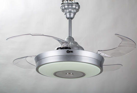 il ventilatore da soffitto operato di 6000K 3600lm accende il ventilatore da soffitto pieghevole d'argento con le lame di schiocco fuori