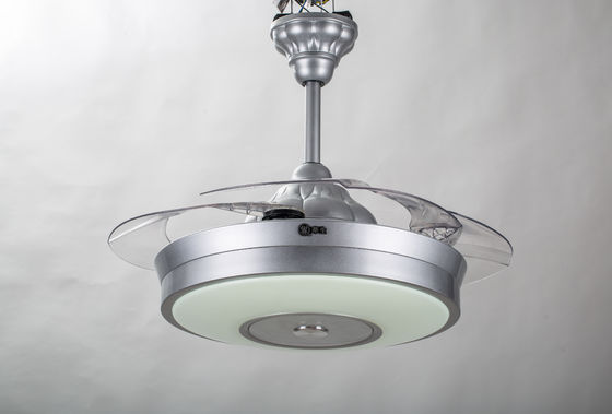 il ventilatore da soffitto operato di 6000K 3600lm accende il ventilatore da soffitto pieghevole d'argento con le lame di schiocco fuori