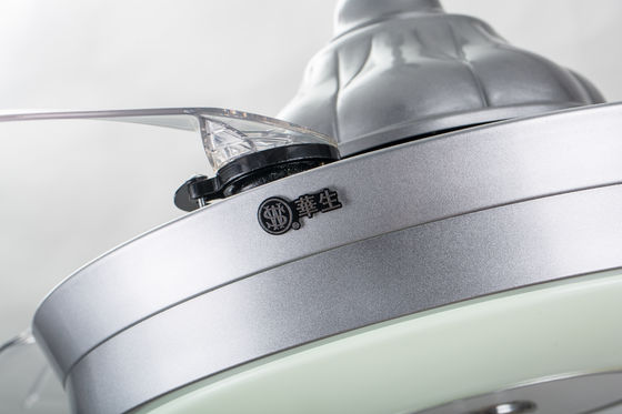 il ventilatore da soffitto operato di 6000K 3600lm accende il ventilatore da soffitto pieghevole d'argento con le lame di schiocco fuori